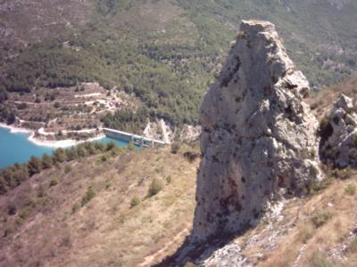 Alter Burgturm mit Staumauer