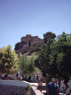 Blick hoch zur Burgruine