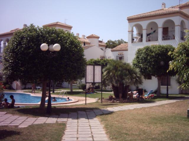 Liegewiese mit Pool