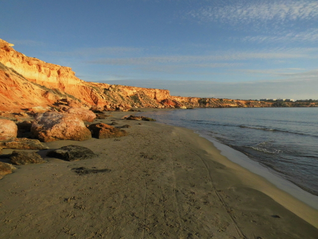 Cala Pe&ntilde;as, FKK-Strand am Wasser