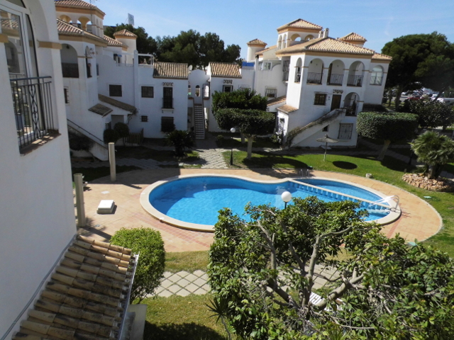 Blick von der Dachterrasse zum Pool