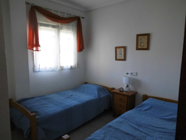 Schlafzimmer mit zwei Einzelbetten
