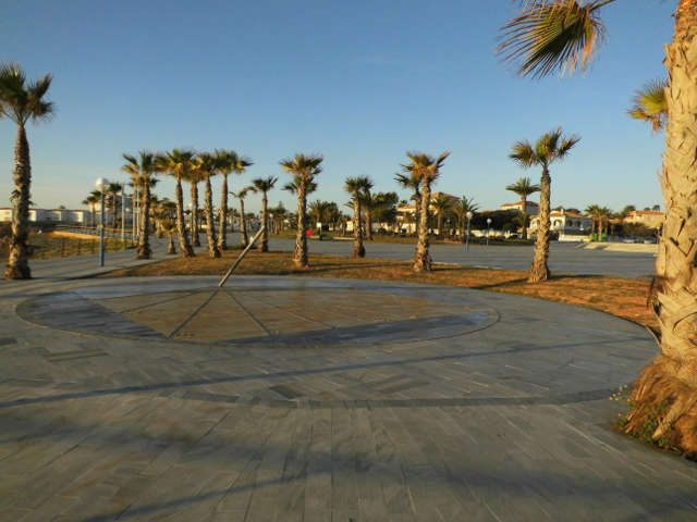 Sonnenuhr an der Strandpromenade