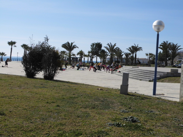 Strandpromenade mit Sportlern