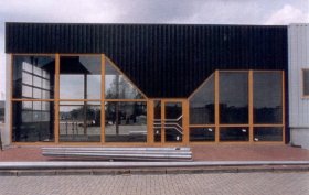 Anbau einer Stra&szlig;enbahn- Austellungshalle