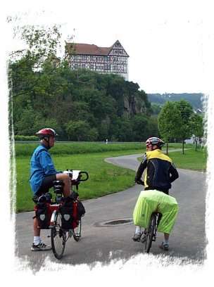 Vor Fachwerkhaus auf Anh&ouml;he